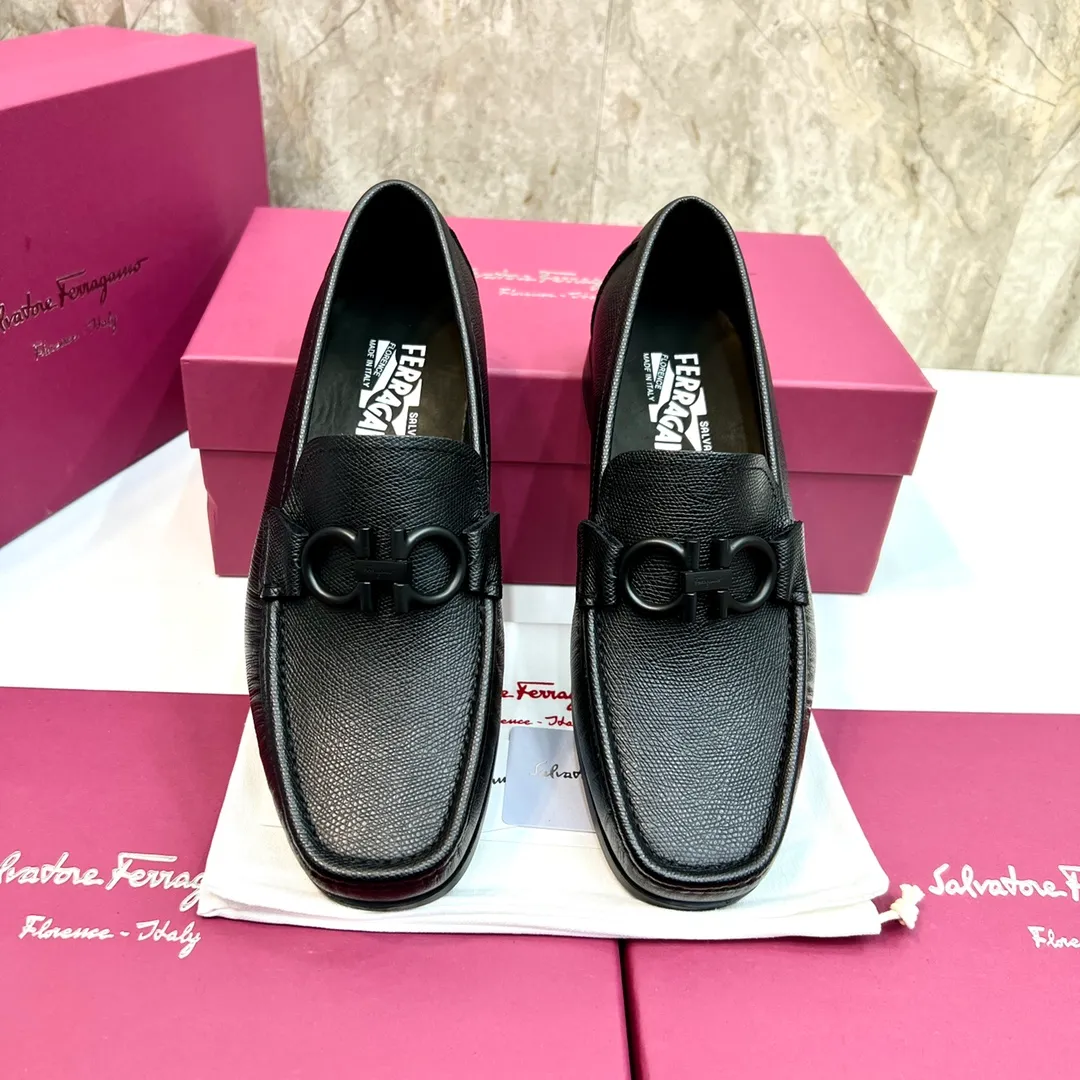 Original quality P780 Brand: Ferragamo Standard size: Men's size 39–44 (38.45 can be customized) Grade: Same style as the official website High-quality men's shoes Material: Customized first-layer calfskin with water-dyed cowhide lining Cowhide tiptoe Original non-slip and wear-resistant rubber outsole Style category: Men's formal business leather shoes are young and fashionable European and American trends British style Casual matching and comfortable feet Color: actual picture